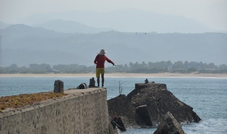 Wisatawan Terserang Heat Exhaustion Saat Berlibur di Pantai 