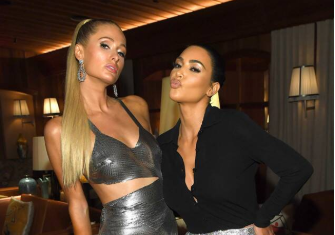Paris Hilton Alami Wardrobe Malfunction di Pesta Kim Kardashian
