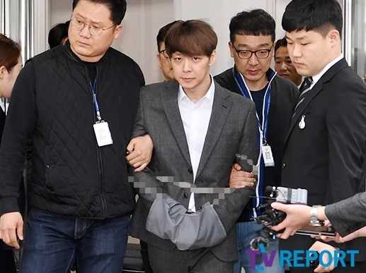 Resmi Ditahan, Begini Ekspresi Wajah Park Yoochun saat Digelandang ke Penjara Resmi Ditahan, Begini Ekspresi Wajah Park Yoochun saat Digelandang ke Penjara