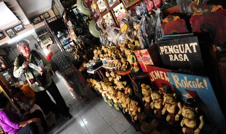 Berburu Barang Antik di Pasar Triwindu Solo