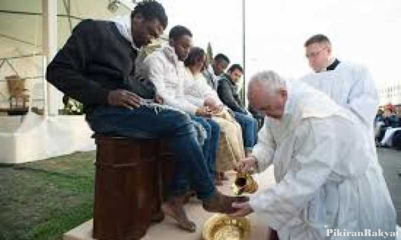 Paus Membasuh Kaki Narapidana Muslim dan Buddha Paus Membasuh Kaki Narapidana Muslim dan Buddha