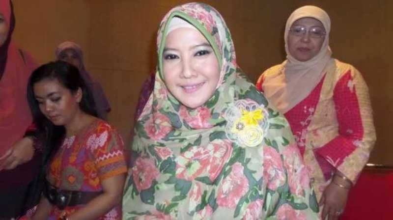 Peggy Melati Sukma Peluk Semua TKW Bermasalah di Qatar Peggy Melati Sukma Peluk Semua TKW Bermasalah di Qatar