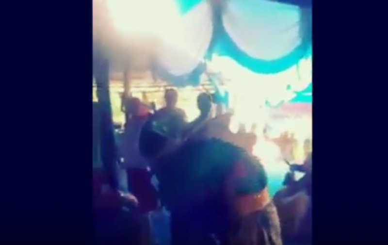 Laki-laki Ini Peluk dan Cium Mantan Sampai Pingsan di Hari Pernikahan Laki-laki Ini Peluk dan Cium Mantan Sampai Pingsan di Hari Pernikahan