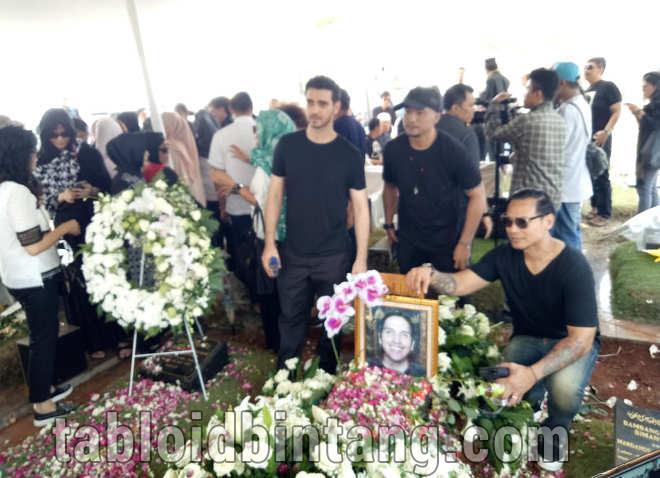 Pemakaman Faldy Albar, Isak Tangis Tatkala Ahmad Albar Kumandangkan Adzan Pemakaman Faldy Albar, Isak Tangis Tatkala Ahmad Albar Kumandangkan Adzan