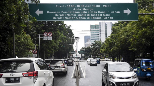 Taksi Online Bebas Ganjil Genap: Bagaimana Nasib Transportasi Umum? Taksi Online Bebas Ganjil Genap: Bagaimana Nasib Transportasi Umum?