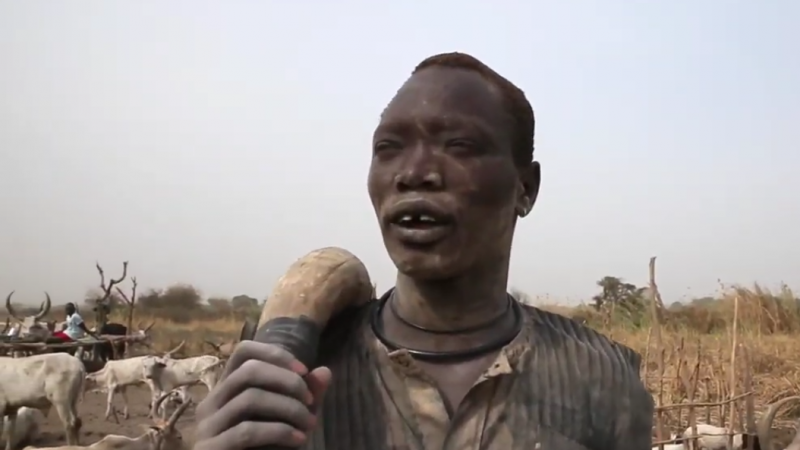 5 Potret Peternak Sudan, Angon Sapi Sambil Membawa Senjata AK-47 5 Potret Peternak Sudan, Angon Sapi Sambil Membawa Senjata AK-47