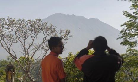 BNPB: Gunung Agung tak Muntahkan Abu Vulkanik