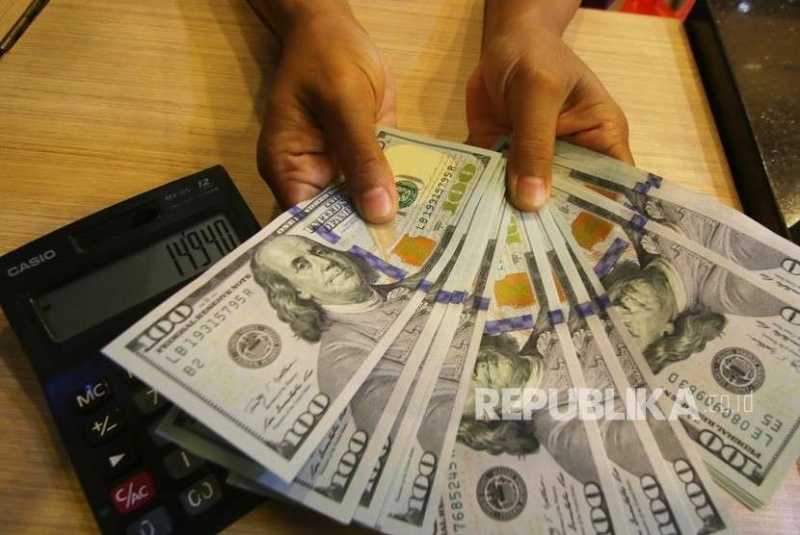 Dolar AS Sudah Dijual Rp 15 Ribu di Money Changer