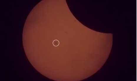 Photobomb Ala NASA Saat Gerhana Matahari