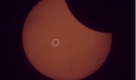 Photobomb Ala NASA Saat Gerhana Matahari Photobomb Ala NASA Saat Gerhana Matahari
