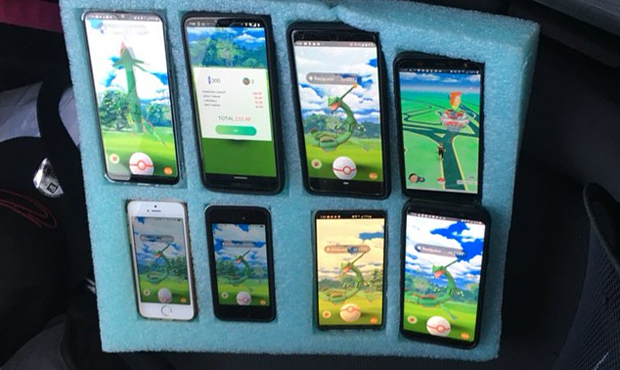 Buset! Sopir Ini Pakai 8 Ponsel untuk Main Pokemon Go Buset! Sopir Ini Pakai 8 Ponsel untuk Main Pokemon Go