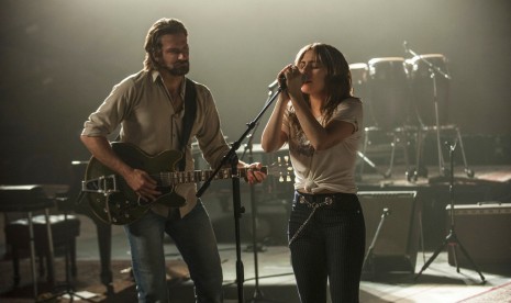Lady Gaga Bantah Punya Hubungan dengan Bradley Cooper Lady Gaga Bantah Punya Hubungan dengan Bradley Cooper