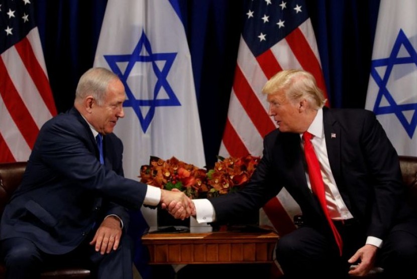 Donald Trump dan Netanyahu Berciuman Bibir