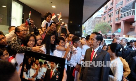 Jokowi Ngevlog di Pinggir Sydney Opera House Jokowi Ngevlog di Pinggir Sydney Opera House