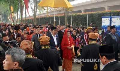 Warga Medan Tunggu Kirab Bobby-Kahiyang Sejak Subuh