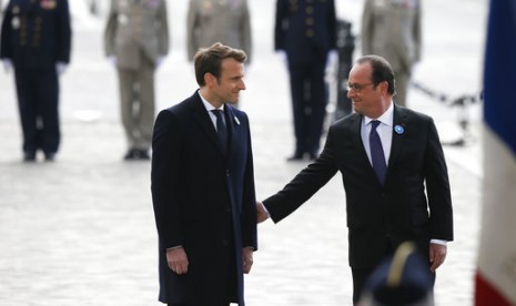 Hollande Mengundurkan Diri
