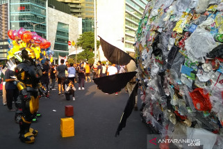 Monster Plastik Seberat 500 kg Diarak Keliling Jakarta Monster Plastik Seberat 500 kg Diarak Keliling Jakarta