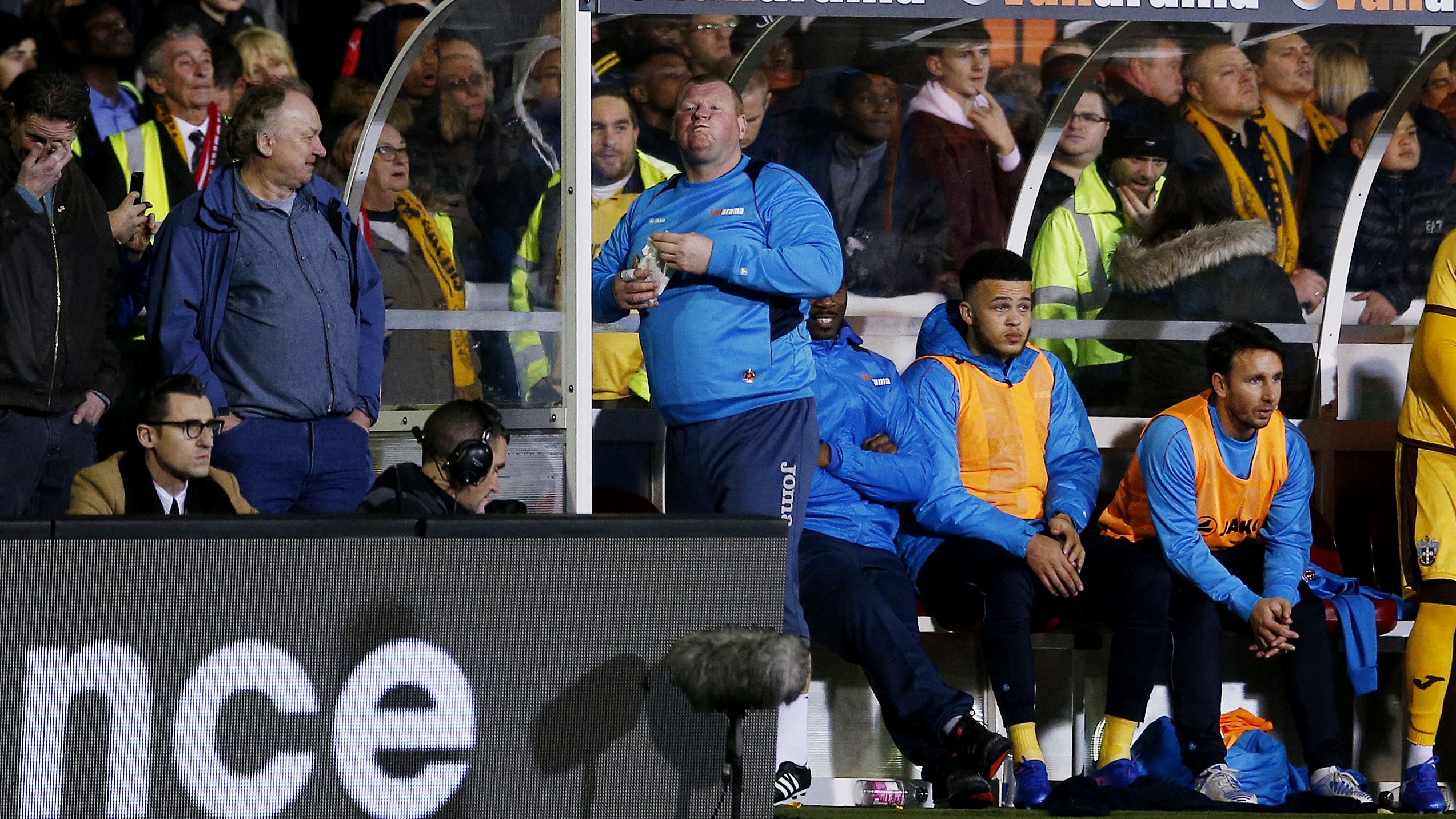 Wayne Shaw, Kiper Tambun Pemakan Pai itu Akhirnya Didenda 