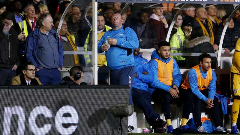 Wayne Shaw, Kiper Tambun Pemakan Pai itu Akhirnya Didenda Wayne Shaw, Kiper Tambun Pemakan Pai itu Akhirnya Didenda