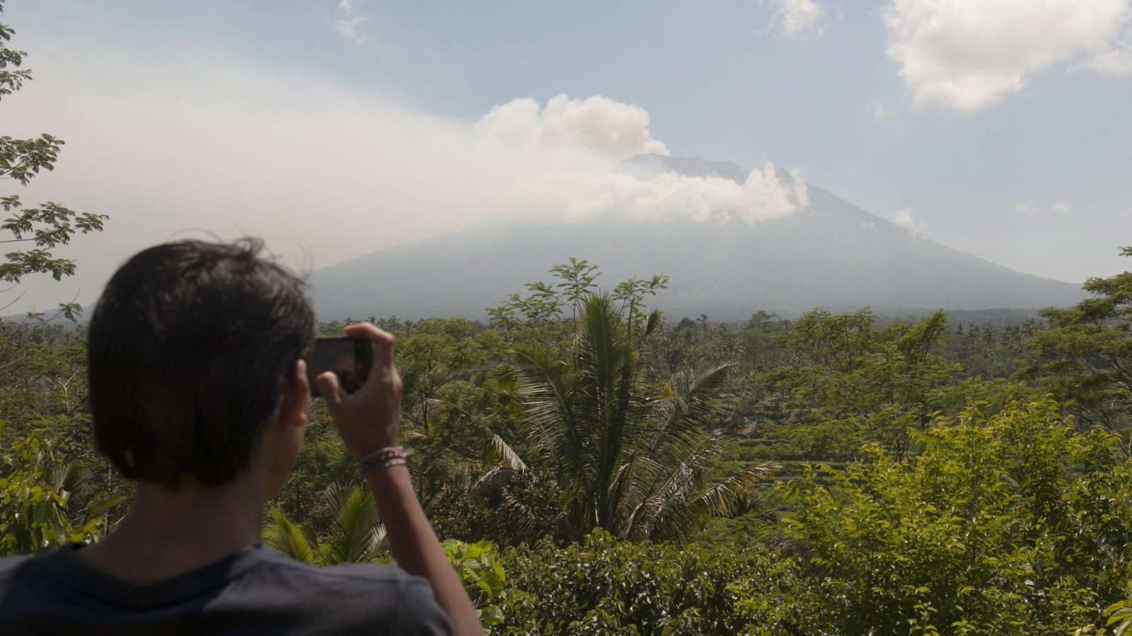 Gunung Agung Berstatus Awas, Penerbangan di Bali Masih Aman