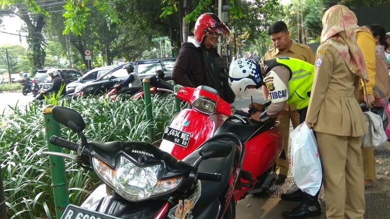 Para Pahlawan Trotoar yang Berani Mengadang Pemotor Para Pahlawan Trotoar yang Berani Mengadang Pemotor