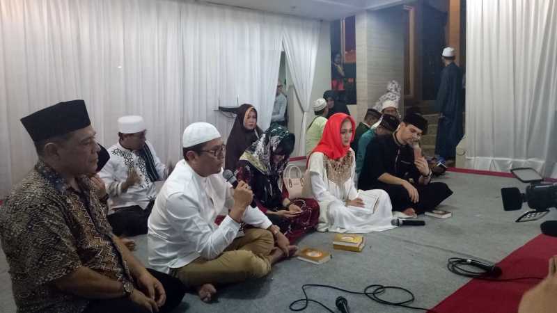 Ustad Zacky Mirza Buka Tahlilan 40 Hari Jupe dengan Tausiyah Ustad Zacky Mirza Buka Tahlilan 40 Hari Jupe dengan Tausiyah