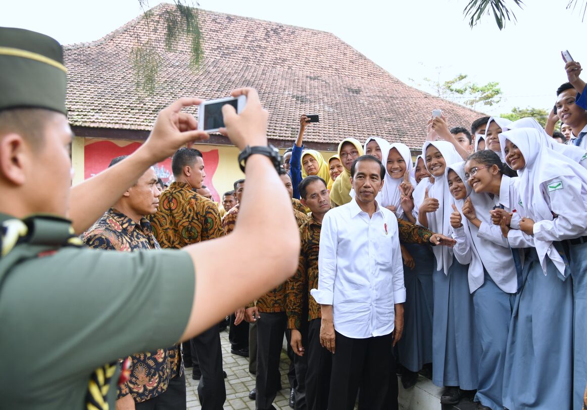 Jokowi: Semua Orang Sekarang Sibuk dengan HP Masing-masing