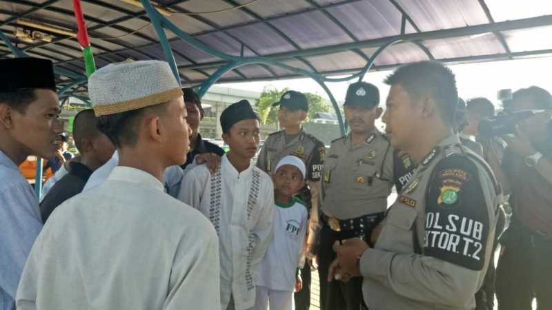 Rizieq Syihab Batal Pulang, Anggota FPI Tetap Padati Terminal 2 Soetta Rizieq Syihab Batal Pulang, Anggota FPI Tetap Padati Terminal 2 Soetta