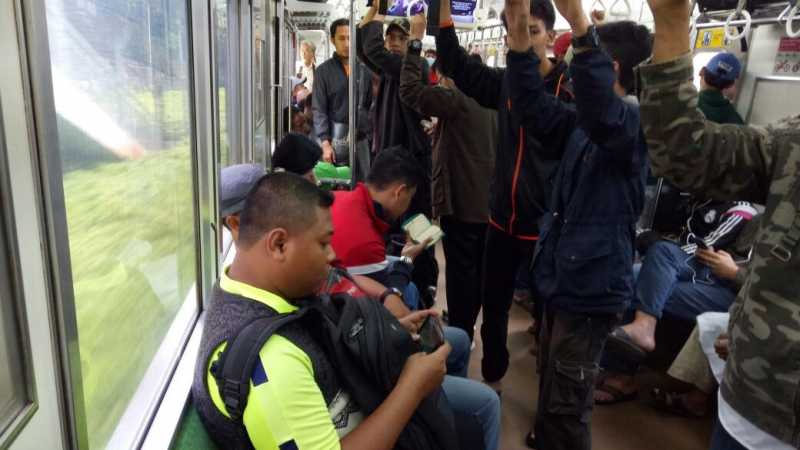 Pria Muda ini Asyik Membaca Al Quran di Commuter Line Pria Muda ini Asyik Membaca Al Quran di Commuter Line