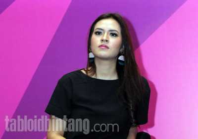 Bekerja Sama dengan Aktris Ini, Raisa Mengaku Salah Tingkah