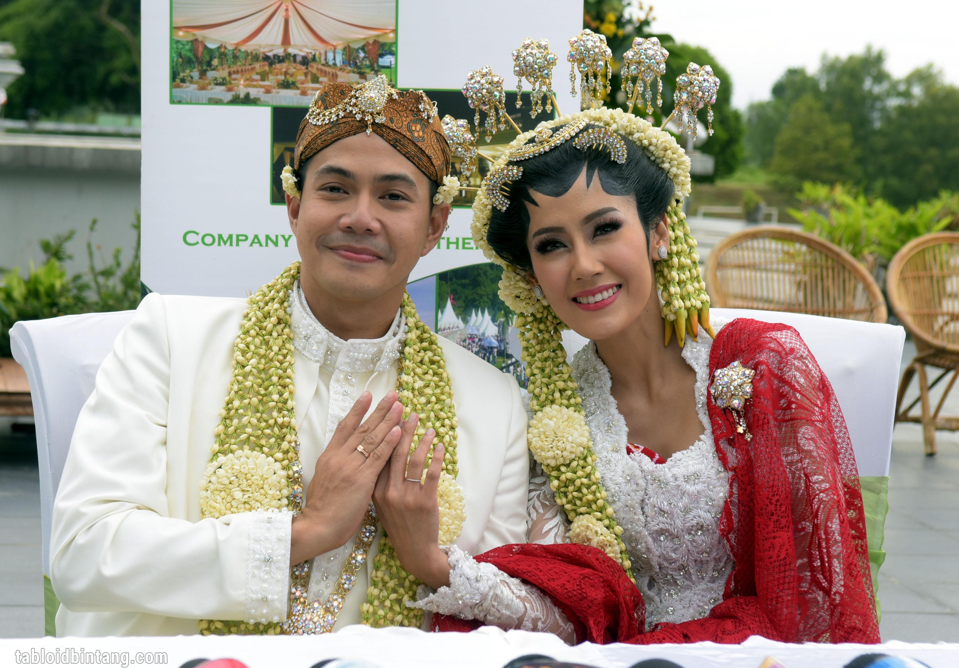 Ardina Rasti - Arie Dwi Andhika Menikah, Dapat Kiriman Bunga dari Jokowi