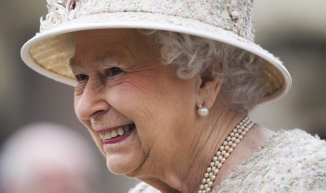 Ratu Elizabeth Bagikan Puding untuk 1.500 Stafnya