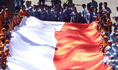 Bendera Raksasa Diarak Menuju Rengasdengklok Bendera Raksasa Diarak Menuju Rengasdengklok