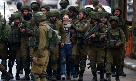 Viral! Foto Remaja Palestina tak Berdaya Dikelilingi Tentara Israel 