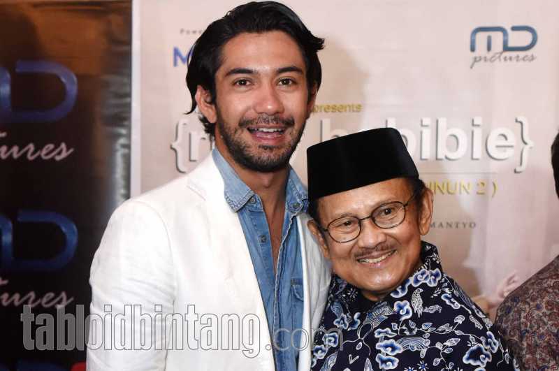 Reza Rahadian Ikut Menyambut Jenazah BJ Habibie di Rumah Duka Reza Rahadian Ikut Menyambut Jenazah BJ Habibie di Rumah Duka
