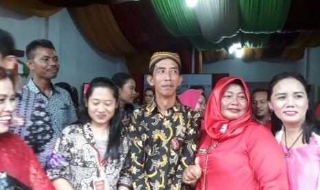Warga Berebut Selfie dengan Jokowi Warga Berebut Selfie dengan Jokowi