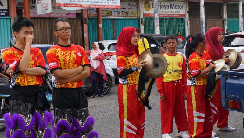 Cerita Dua Gadis Berhijab di Aceh yang Ikut Bermain Barongsai 