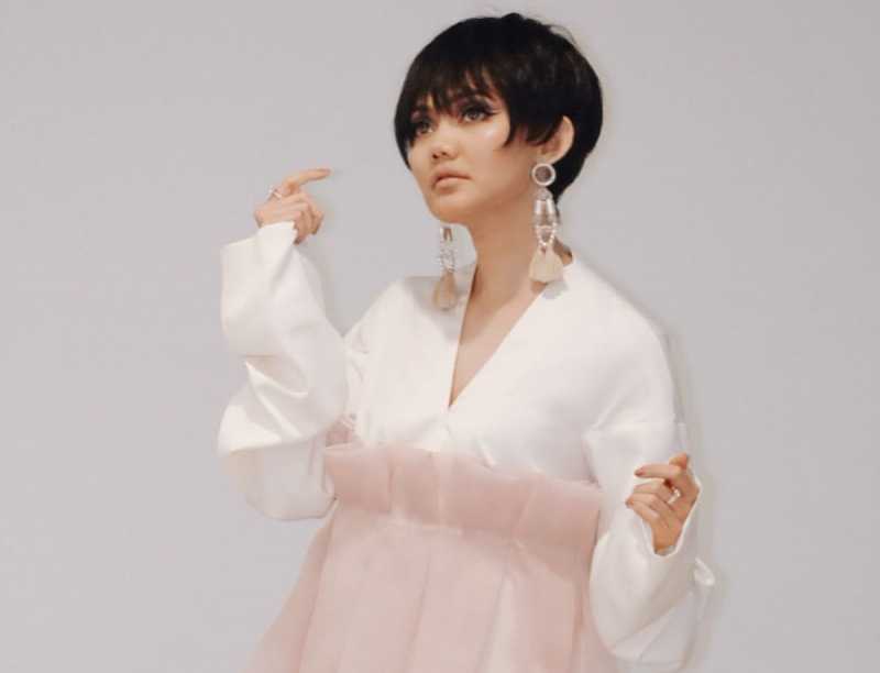 Pamer Rambut Pendek, Rina Nose Disebut Kembaran Yuni Shara Pamer Rambut Pendek, Rina Nose Disebut Kembaran Yuni Shara