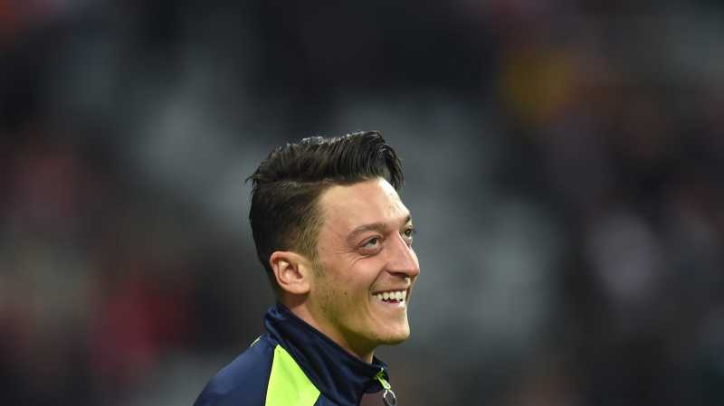 Kalemnya Wenger Tanggapi Rumor Kepindahan Oezil ke Manchester United Kalemnya Wenger Tanggapi Rumor Kepindahan Oezil ke Manchester United