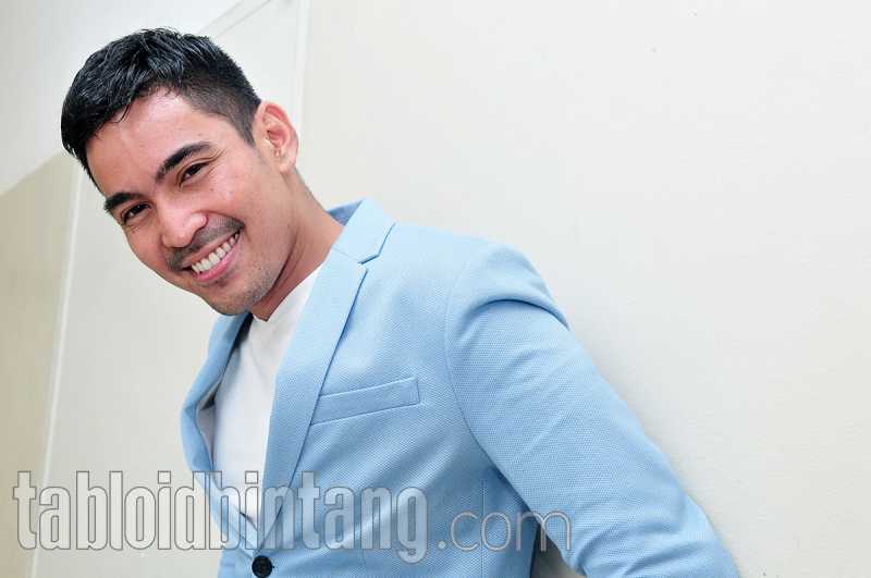 Robby Purba Unggah Foto Jadul, Mengaku Sebagai Lucinta Guna - Guna Robby Purba Unggah Foto Jadul, Mengaku Sebagai Lucinta Guna - Guna