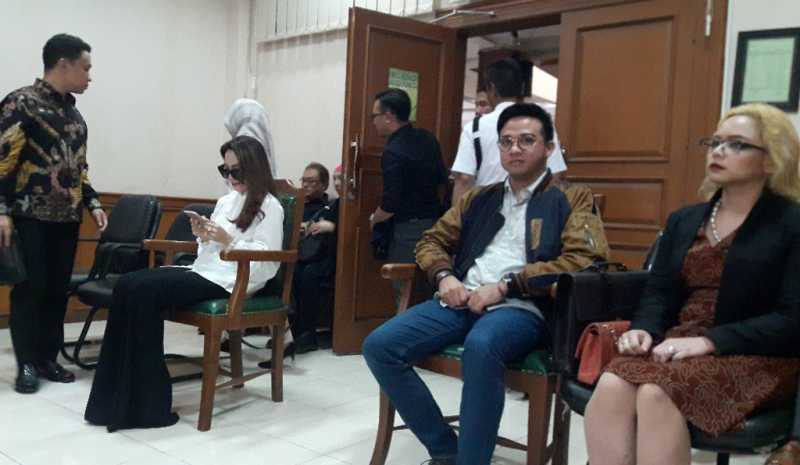 Masuk Ruang Sidang Cerai, Roby Geisha dan Cinta Ratu Tak Saling Menyapa Masuk Ruang Sidang Cerai, Roby Geisha dan Cinta Ratu Tak Saling Menyapa