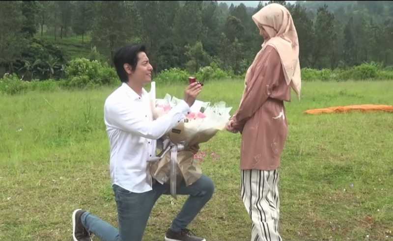 Romantis, Roger Danuarta Lamar Cut Meyriska di Landasan Paralayang Romantis, Roger Danuarta Lamar Cut Meyriska di Landasan Paralayang