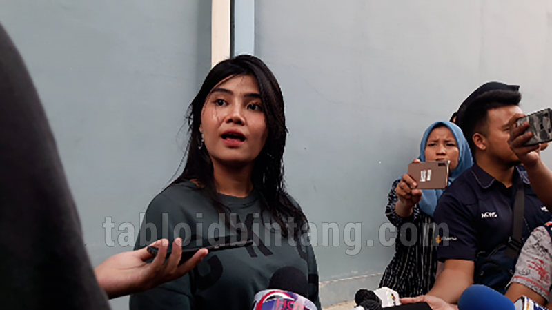 Dianggap Tiru Gaya Joget Dewi Perssik, Rosa Meldianti Sebut Guru Mereka Sama Dianggap Tiru Gaya Joget Dewi Perssik, Rosa Meldianti Sebut Guru Mereka Sama