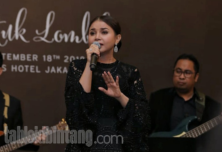 Tasya Kamila Beri Kado Selendang Gucci Untuk Ultah Rossa Tasya Kamila Beri Kado Selendang Gucci Untuk Ultah Rossa