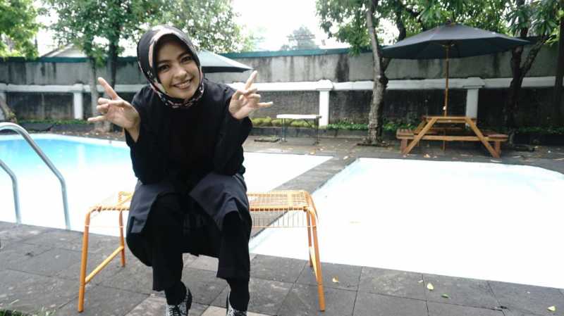Cella soal Tantri Kotak Berhijab: Energinya Tetap Ngerock Cella soal Tantri Kotak Berhijab: Energinya Tetap Ngerock