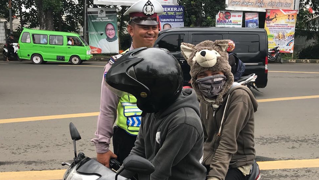 Coba-coba Pakai Helm Boneka, Pemotor di Bogor Ini Kena Tilang