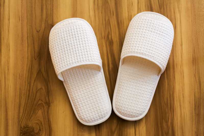 Alasan Kenapa Harus Selalu Pakai Sandal di Dalam Kamar Hotel Alasan Kenapa Harus Selalu Pakai Sandal di Dalam Kamar Hotel