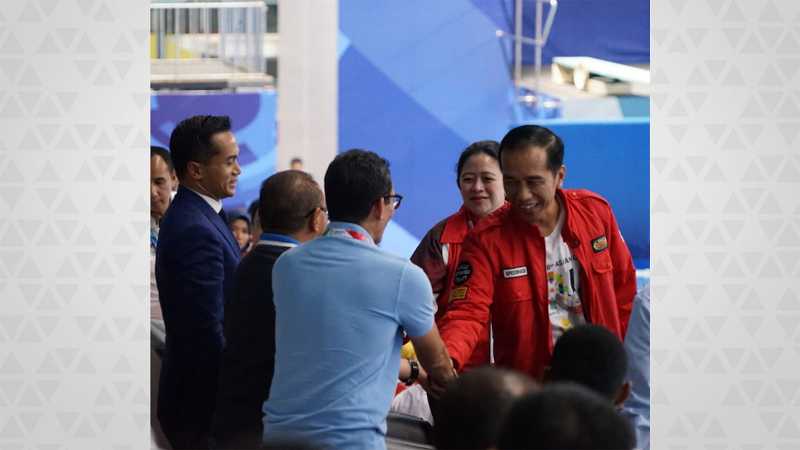 Momen Keakraban Jokowi dan Sandi saat Nobar Final Renang Asian Games Momen Keakraban Jokowi dan Sandi saat Nobar Final Renang Asian Games