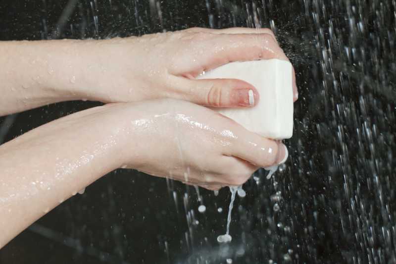 Sebenarnya, Sabun Mandi Baik Atau Justru Merusak Kulit Kita? Sebenarnya, Sabun Mandi Baik Atau Justru Merusak Kulit Kita?