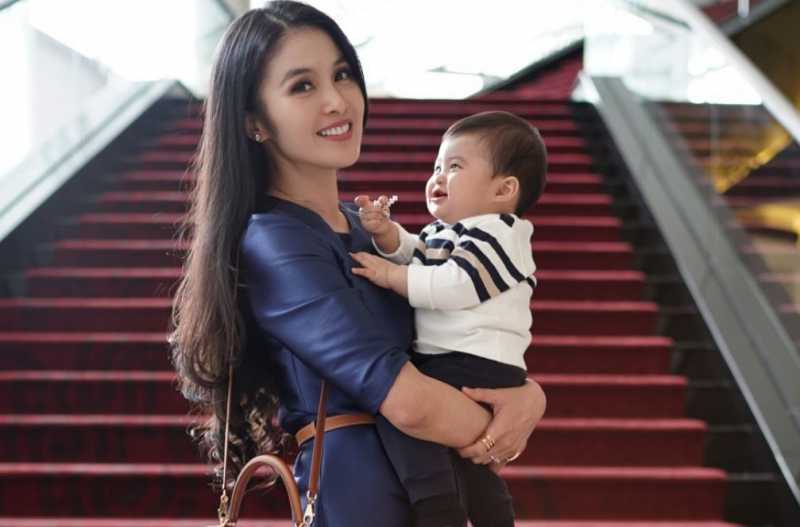 Sandra Dewi Menikmati Indahnya Momen Menyusui Sandra Dewi Menikmati Indahnya Momen Menyusui